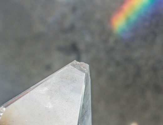 la pyramide de cristal de roche décompose la lumière